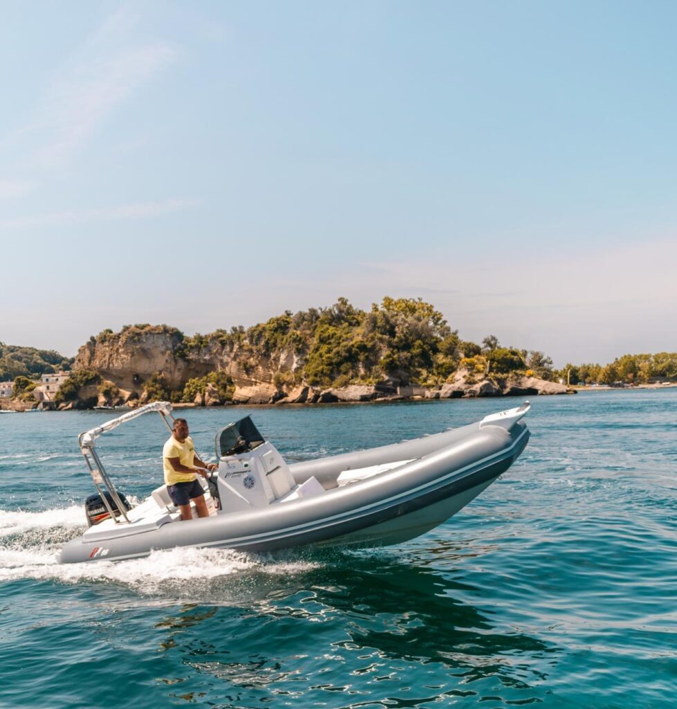 Escursione in gommone a Bacoli con vista su pennata